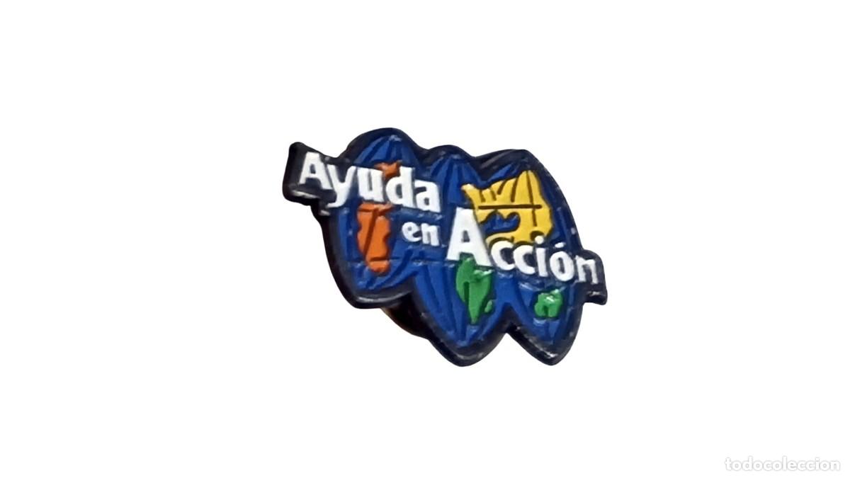 Militaria: PIN SOLIDARIO - AYUDA EN ACCI&Oacute;N - ONG DE COOPERACI&Oacute;N AL DESARROLLO - A&Ntilde;OS 80 - RETRO