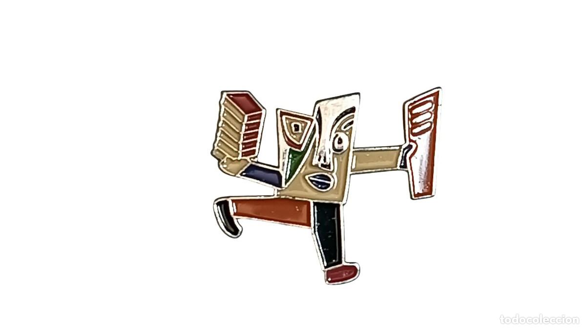Militaria: PIN COLECCI&Oacute;N &rdquo;LIBR&Oacute;POLIS&rdquo; - EL LIBROPOLITANO - JAVIER MARISCAL - C&Iacute;RCULO DE LECTORES - A&Ntilde;OS 90