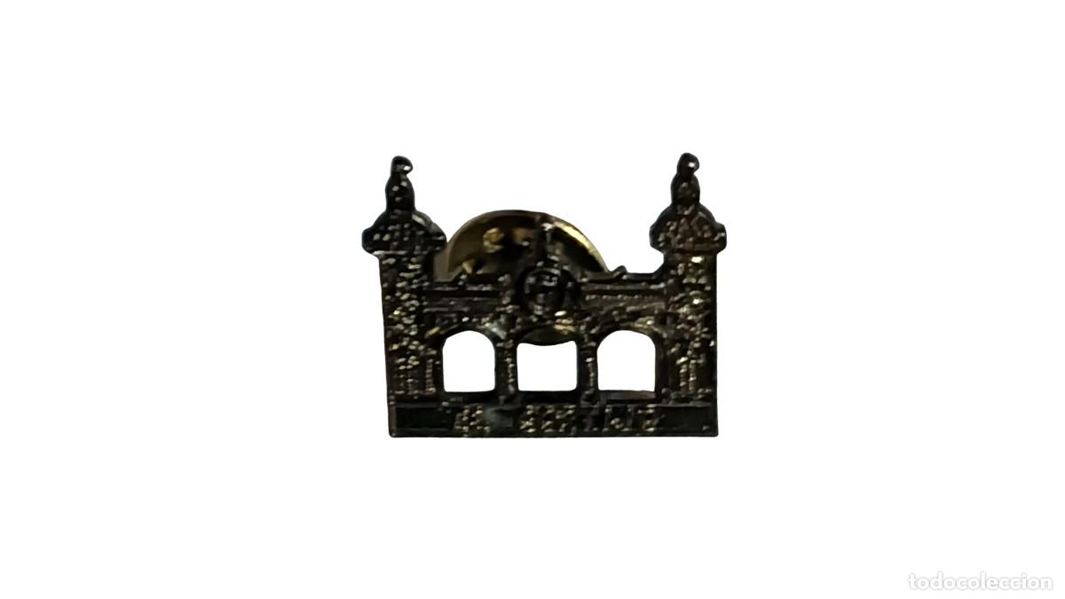 Militaria: PIN MET&Aacute;LICO - PORTADA DE LA FERIA DE ABRIL DE SEVILLA - A&Ntilde;OS 80/90 - RETRO