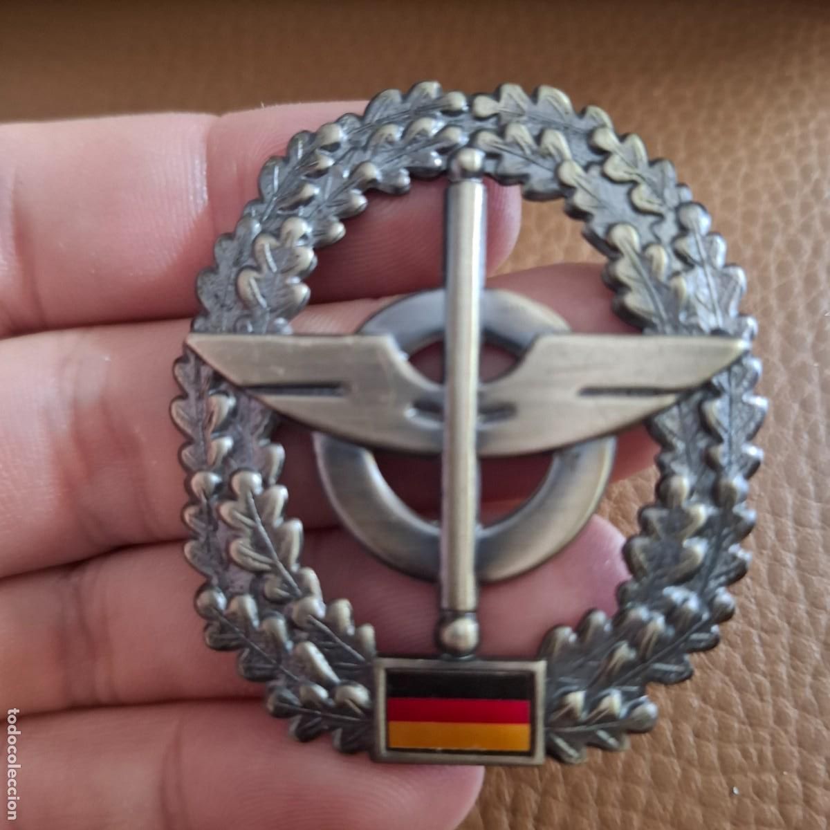 Militaria: Insignia original de las Fuerzas Armadas Alemanas - Boina BW Tropas de Suministro