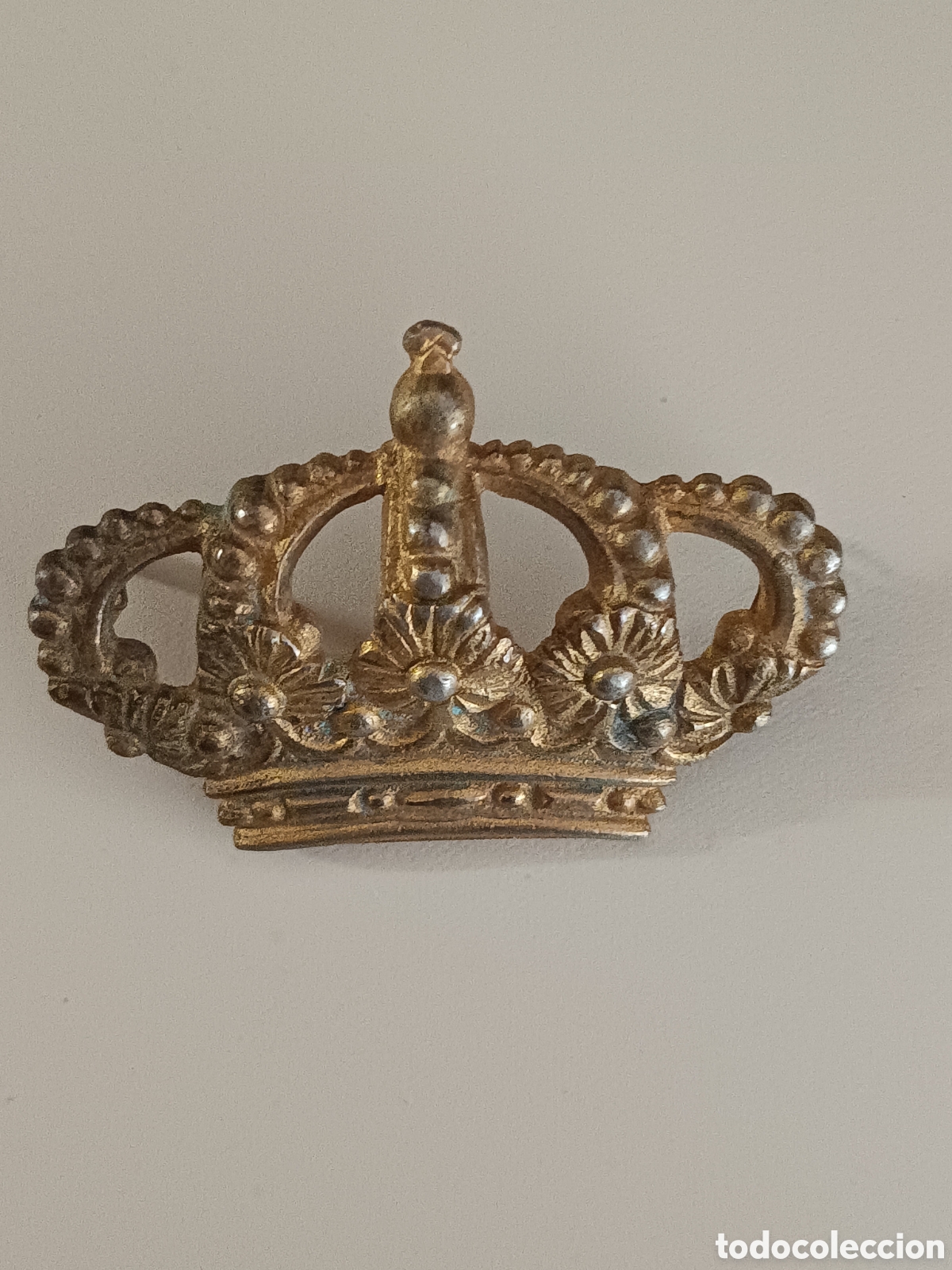 Militaria: ANTIGUA CORONA TIPO ALFONSINA DE GRAN FORMATO- PLAZA DE CASCO/GORRA DE GALA 28 gr. 6 cm