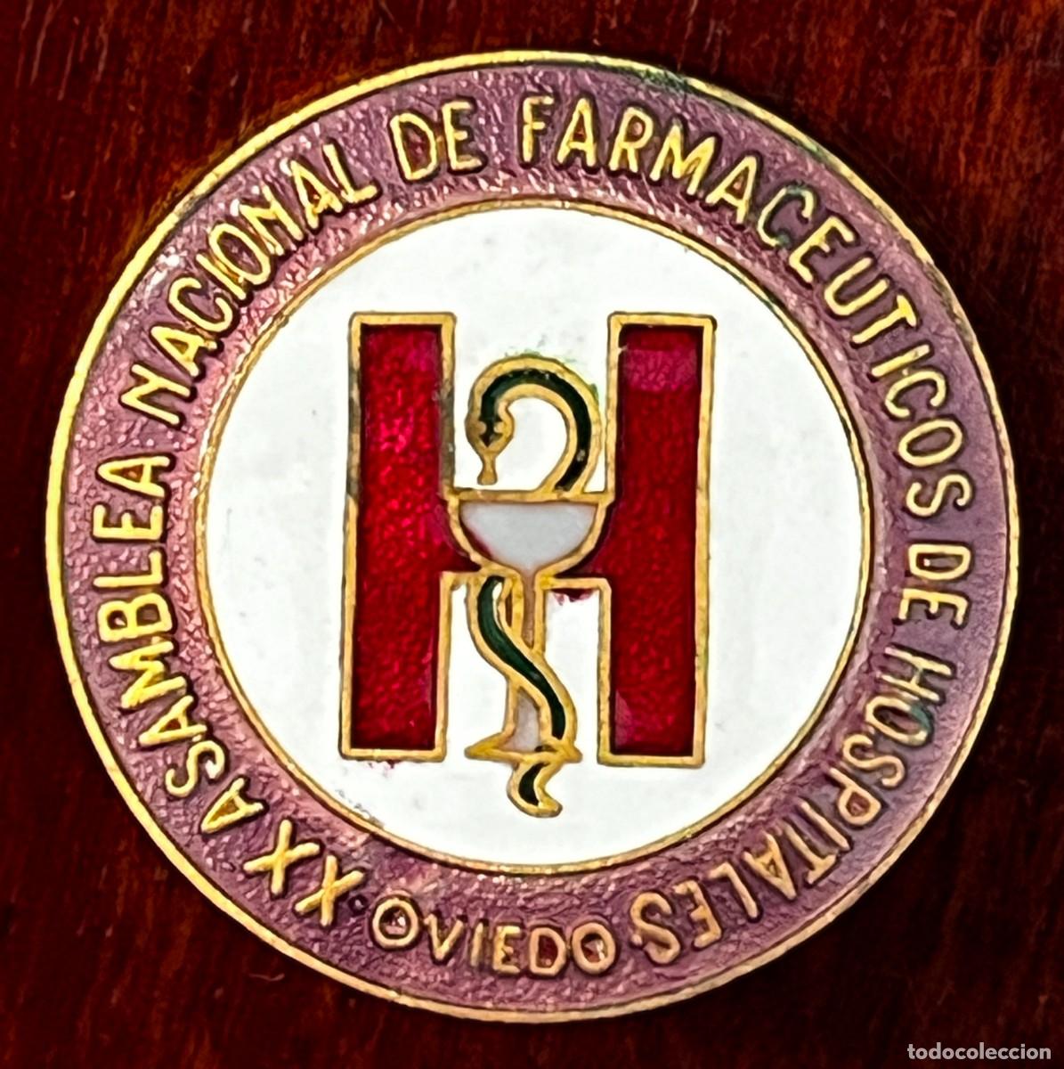 Militaria: Insignia esmaltada de la XX Asamblea Nacional de Farmac&eacute;uticos de Hospitales, Oviedo.