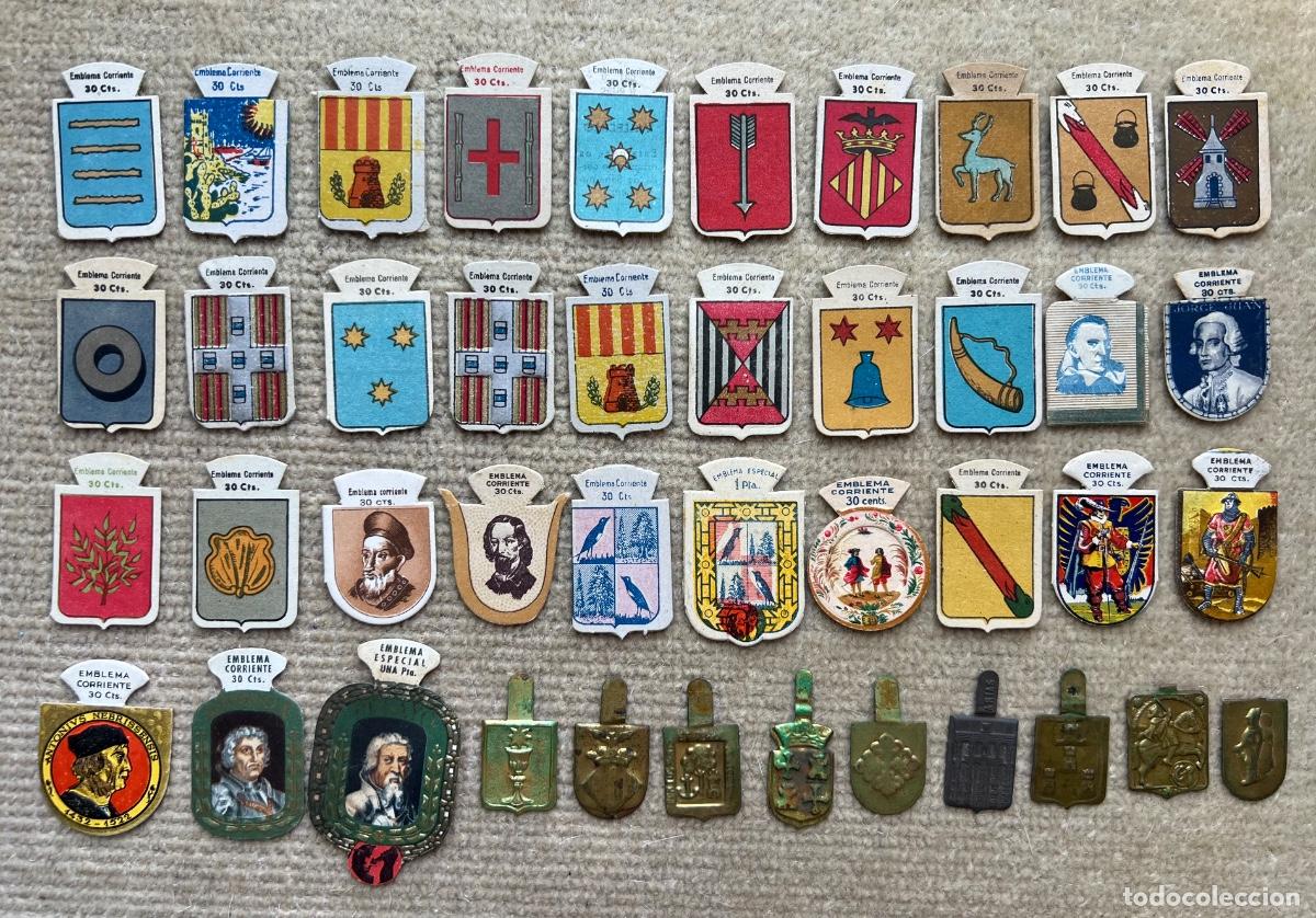 Militaria: Lote de 42 emblemas de Auxilio Social - Post Guerra Civil