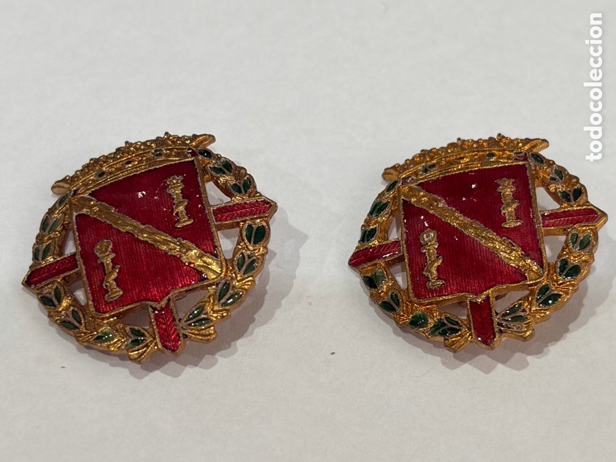 Militaria: Pareja de emblemas de cuello de la Guardia de Franco - mide 2,5 x 2,5 cm