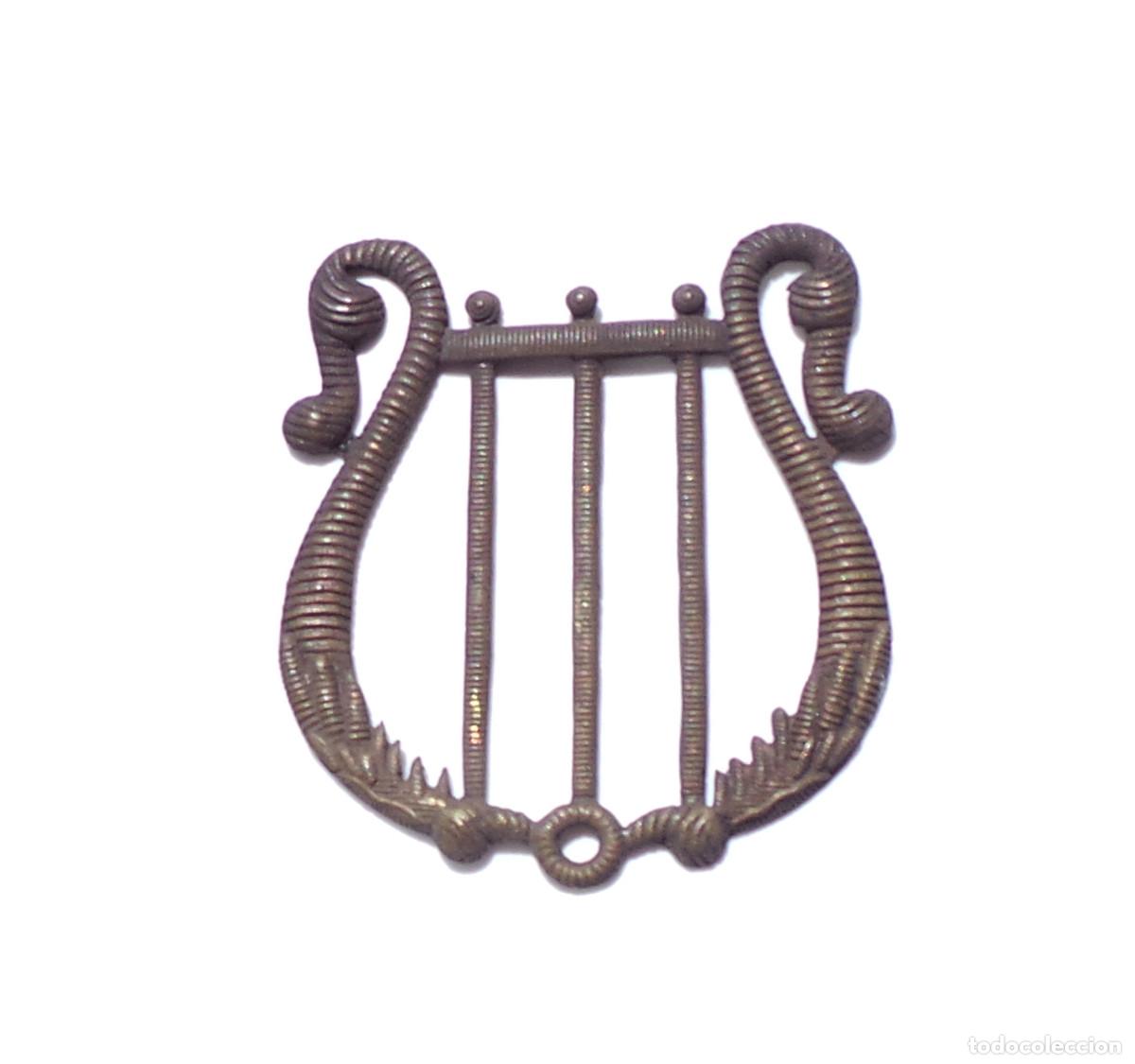 Militaria: DISTINTIVO LIRA.(CUERPO DE MUSICOS). PARA GORRA DE PLATO 5,5 CM DE ALTA