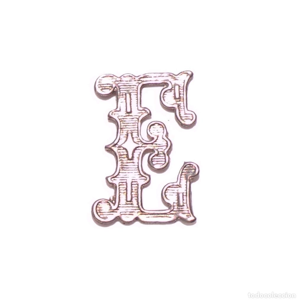 Militaria: DISTINTIVO DE CUELLO LETRA C.- 4 CM ALTO. APROX.
