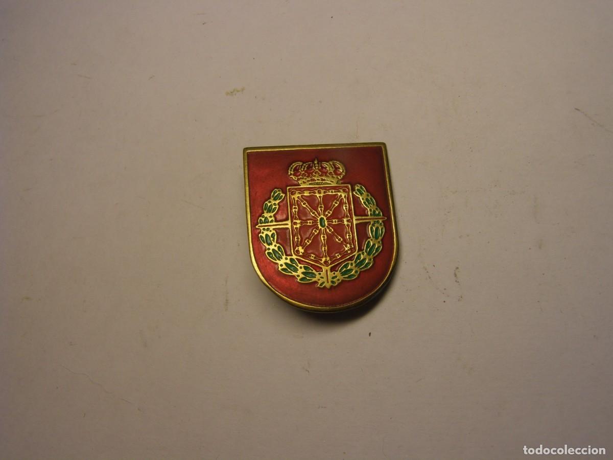 Militaria: Insignia antigua escudo de Navarra con laureada, &iquest;requetes?.