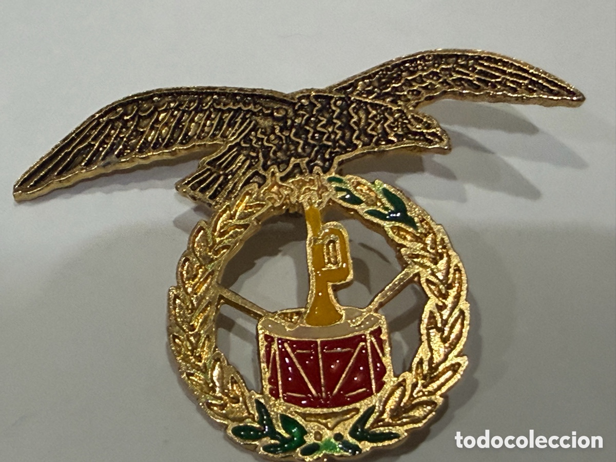 Militaria: Distintivo con simbolog&iacute;a de la Brigada Paracaidista - con trompeta y tambor -
