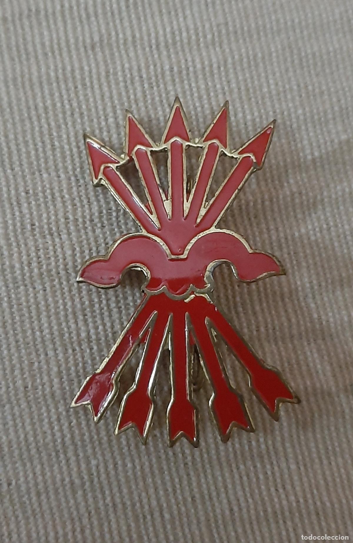Militaria: Antigua insignia de pecho Falange Yugo y flechas esmaltada en rojo