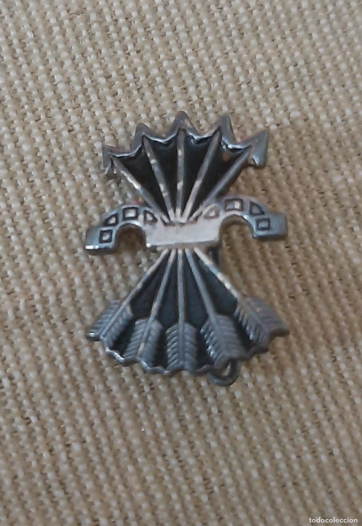Militaria: Antigua insignia de plata de Falange Yugo y flechas
