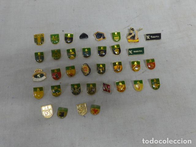 Militaria: Antigua coleccion de 33 pins de la Guardia Civil de especialidades