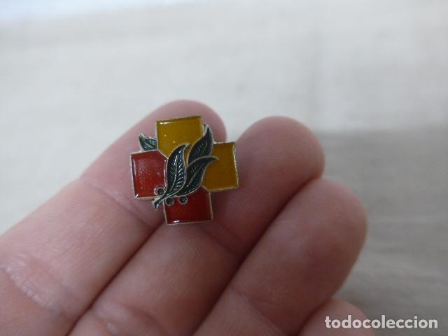 Militaria: Antigua insignia original de Frentes y Hospitales de guerra civil