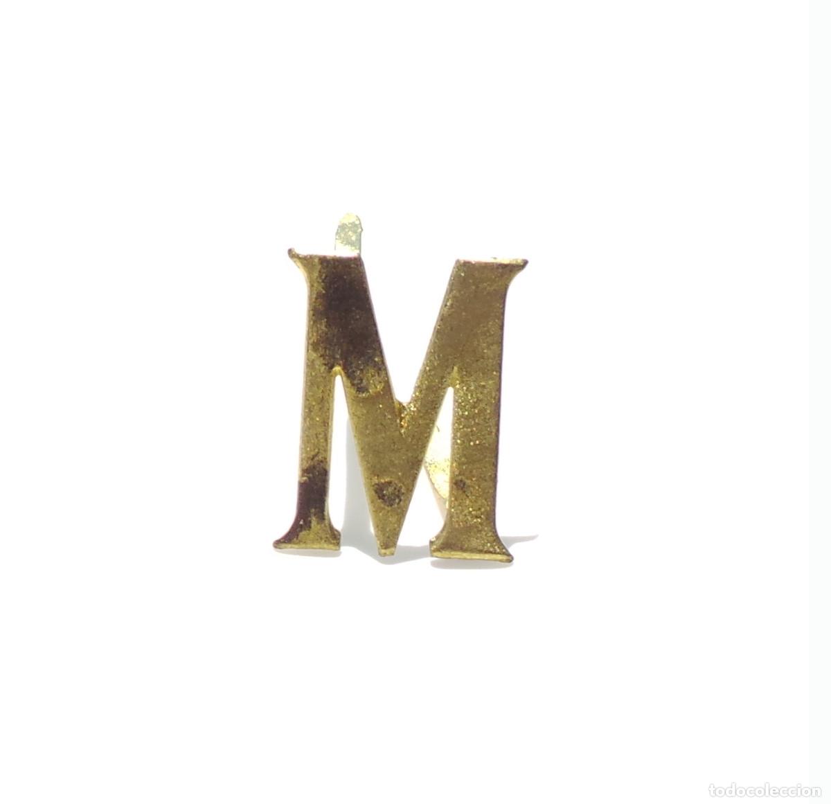 Militaria: INSIGNIA DISTINTIVO PARA CUELLO LETRA M.- 2 CM ALTO.