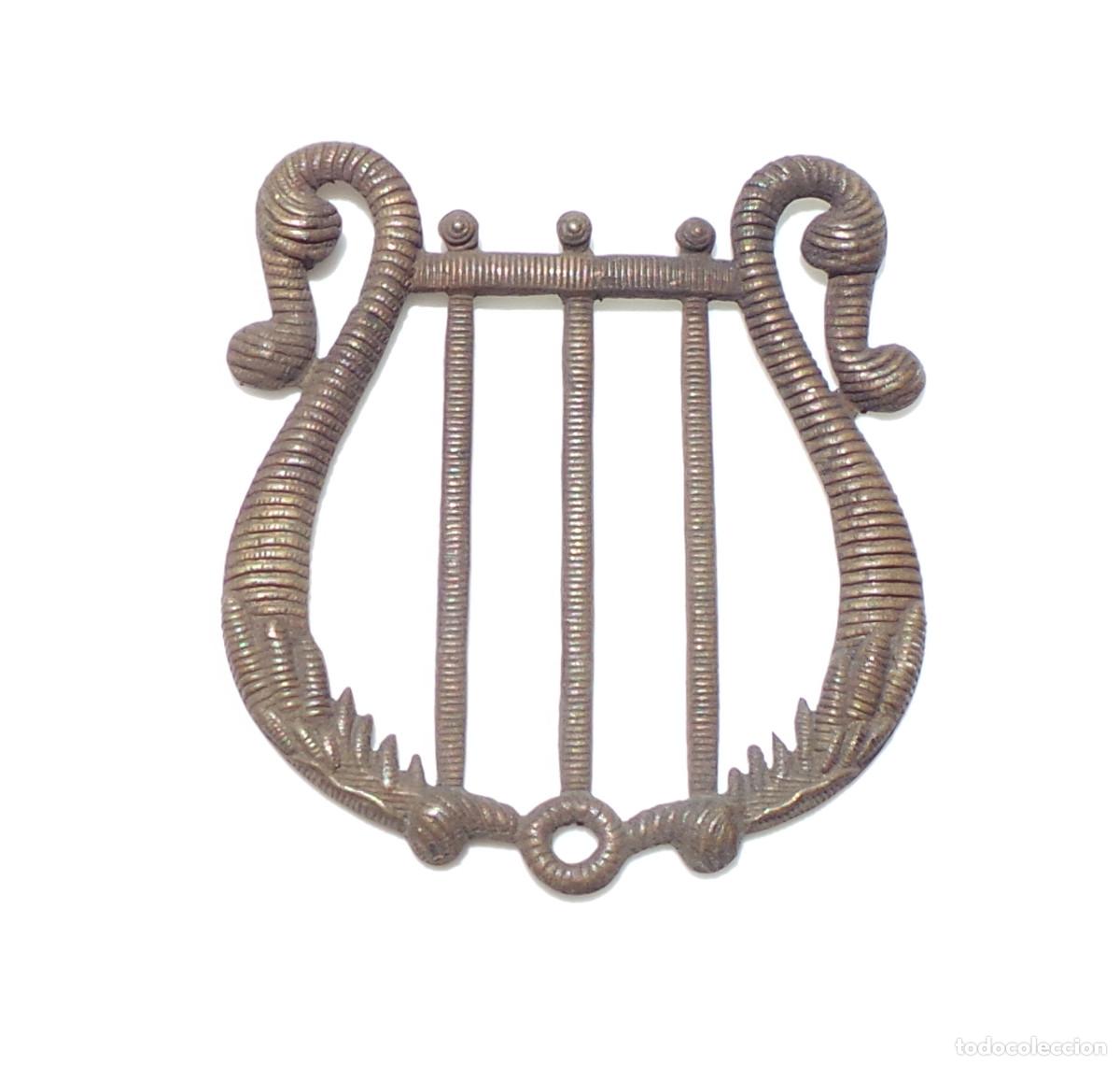 Militaria: DISTINTIVO LIRA.(CUERPO DE MUSICOS). PARA GORRA DE PLATO 5,5 CM DE ALTA