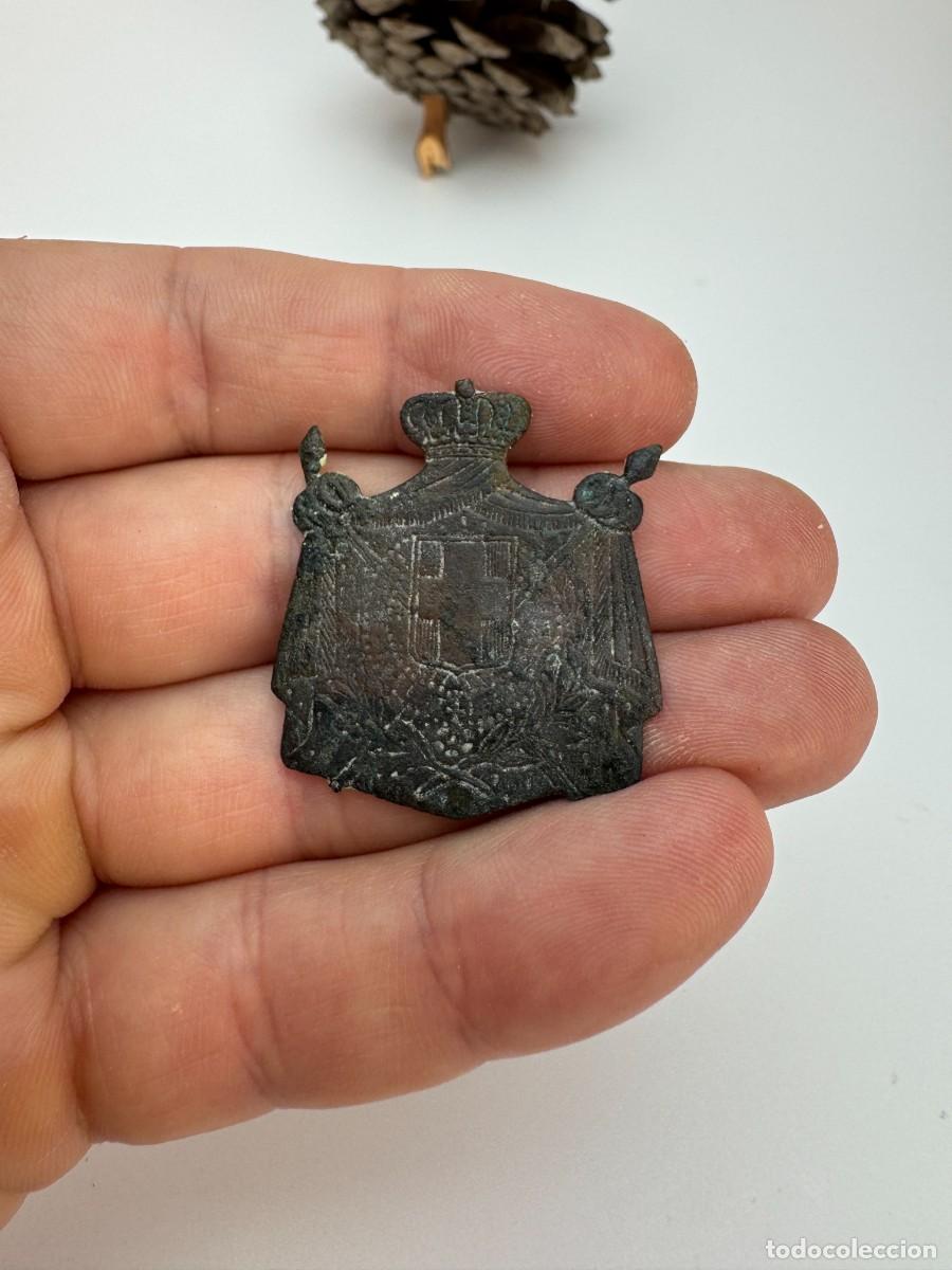 Militaria: Un antiguo escudo her&aacute;ldico de Tur&iacute;n, Italia | Un escudo con una corona | Una reliquia desenterrada