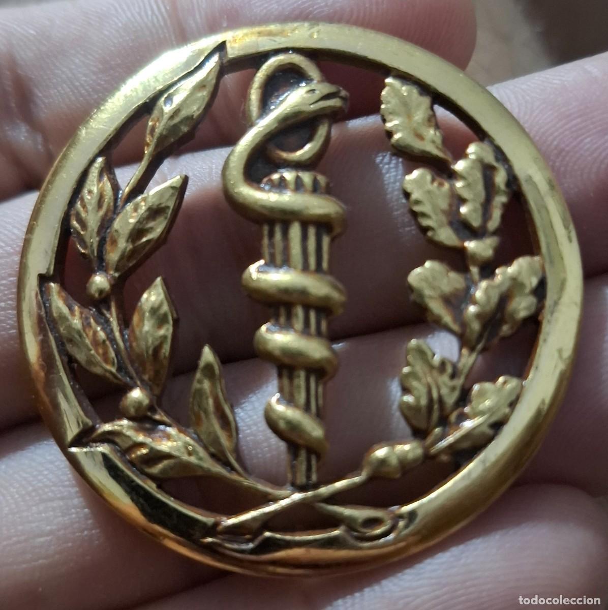 Militaria: insignia met&aacute;lica de boina del Servicio de Salud del Ej&eacute;rcito Franc&eacute;s (Service de Sant&eacute; des Armees)