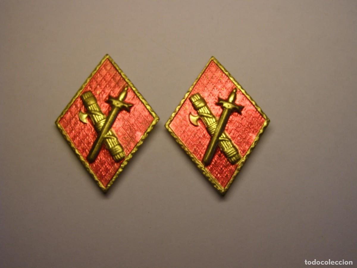 Militaria: Par de insignias rombo de la Guardia Civil, a&ntilde;os 60-70.