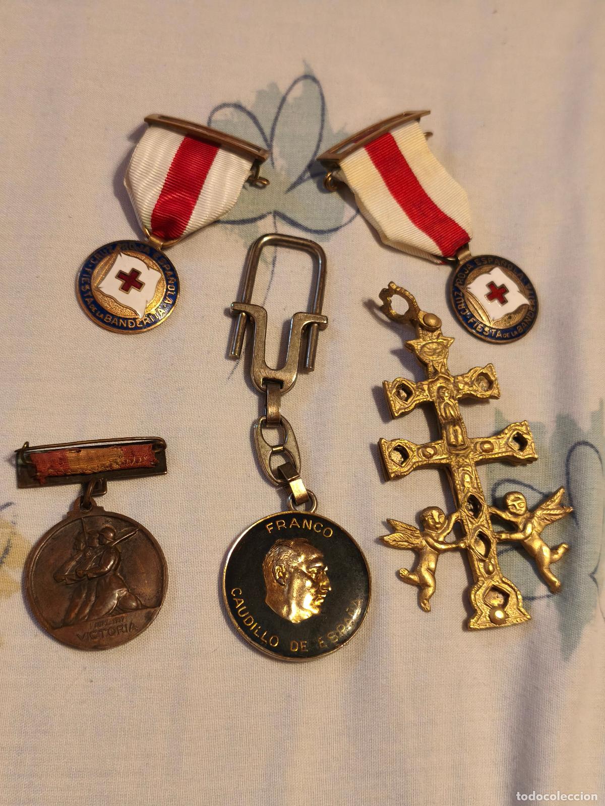 Militaria: Lote medallas &eacute;poca de Franco, llavero de Franco y cruz de Caravaca