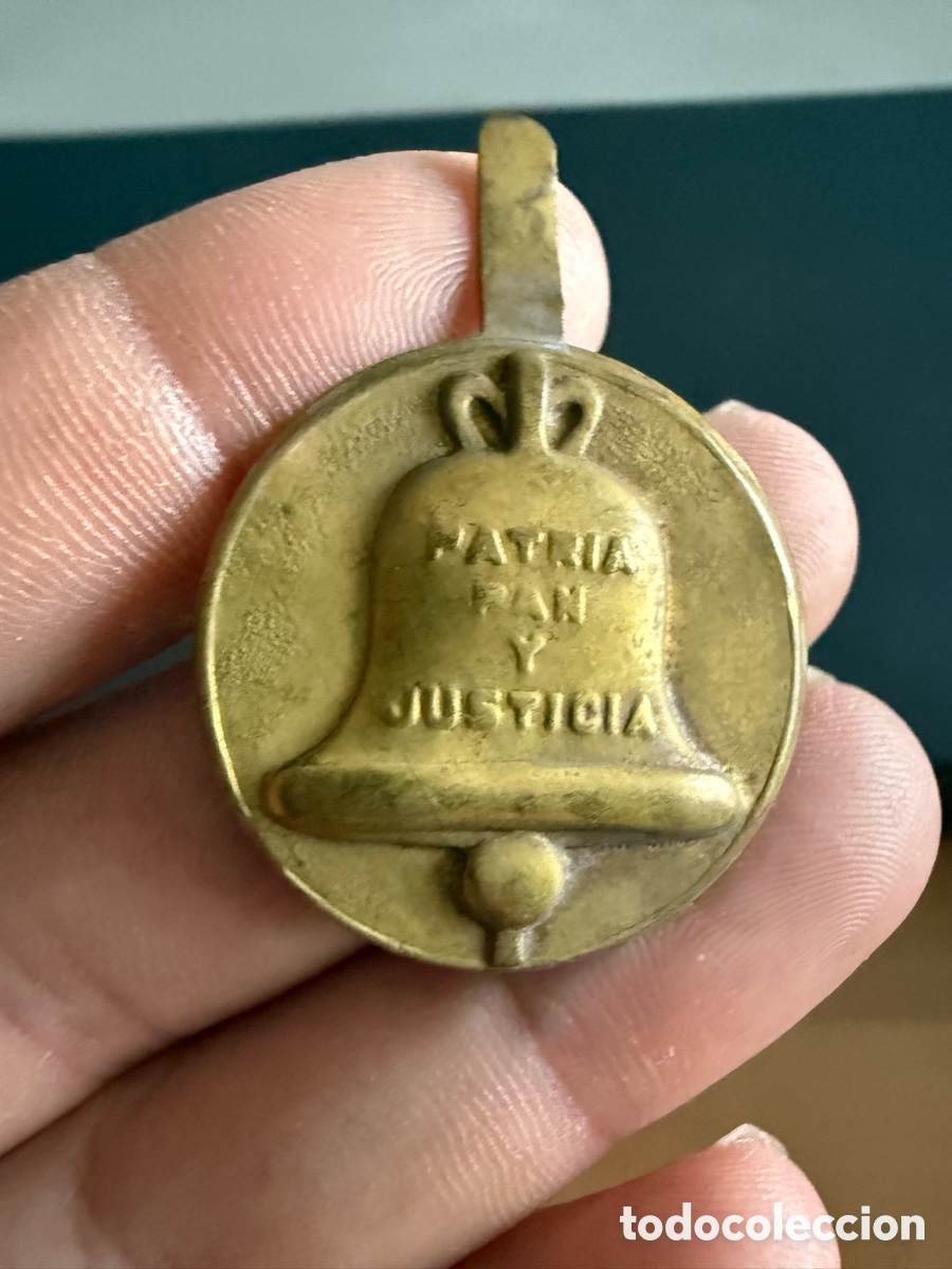 Militaria: Insignia. Auxilio Social. PATRIA, PAN Y JUSTICIA