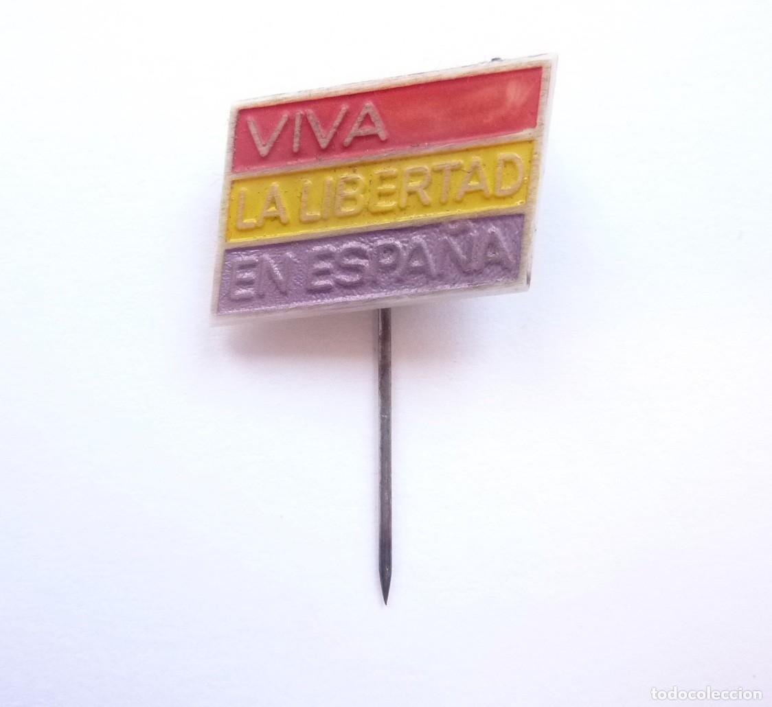 Militaria: Checoslovaquia: Insignia republicana antifranquista - Emblema Viva la Libertad en Espa&ntilde;a.