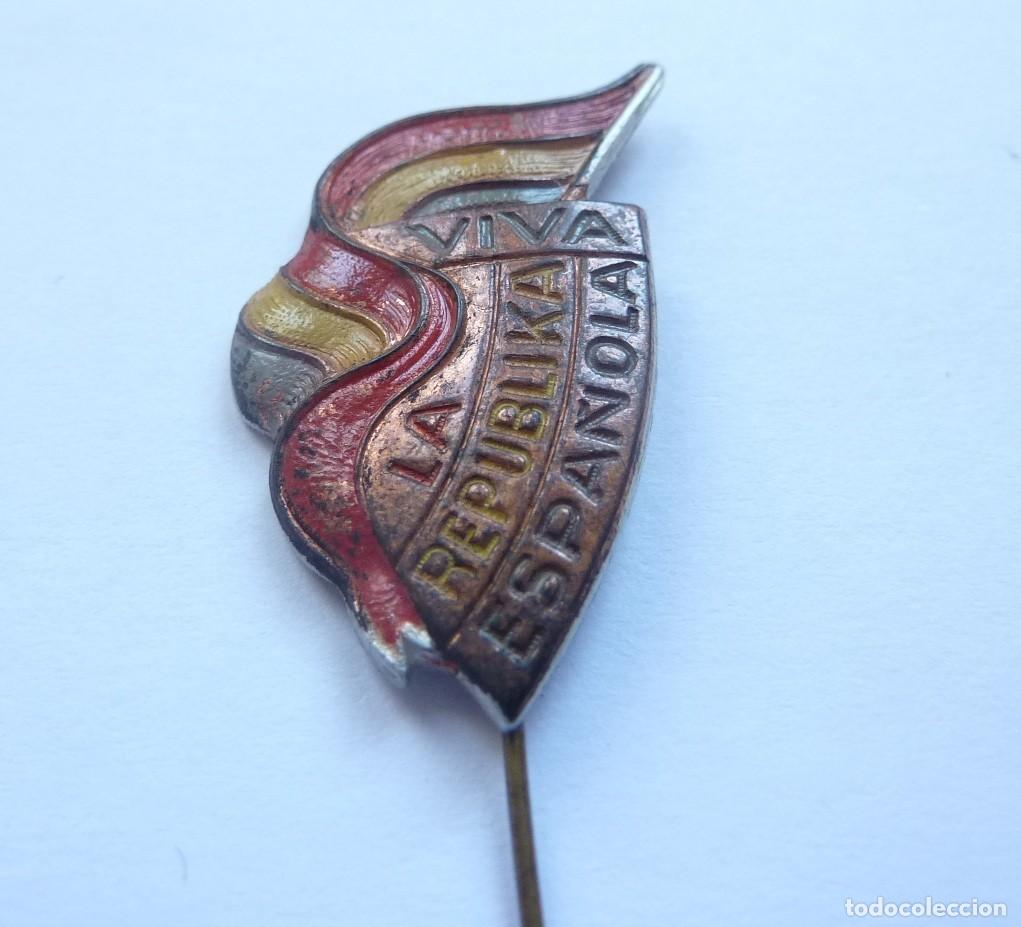 Militaria: Checoslovaquia: Insignia republicana antifranquista - Emblema Viva la Rep&uacute;blica Espa&ntilde;ola