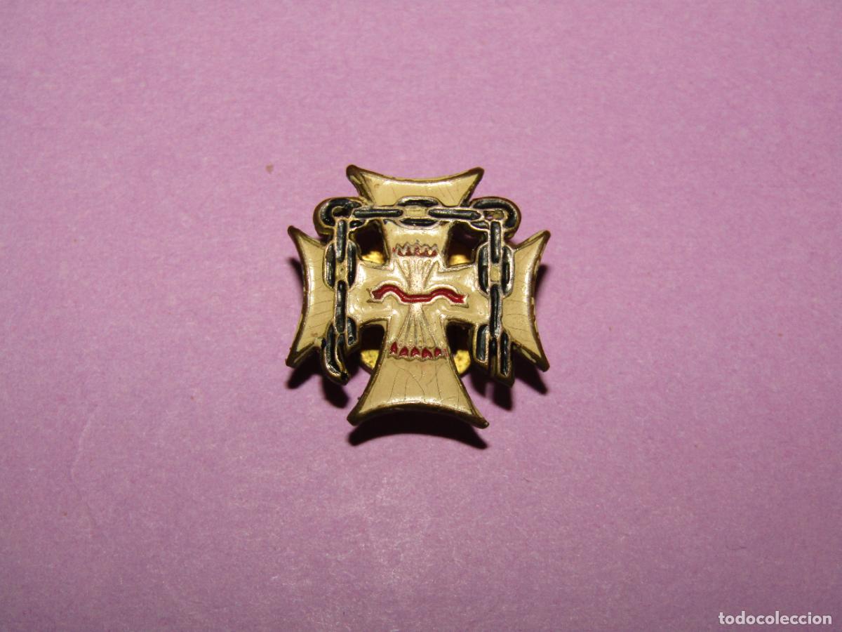 Militaria: Antigua insignia de la Medalla de Ex-Cautivo de Falange 1940 - Guerra Civil Espa&ntilde;ola