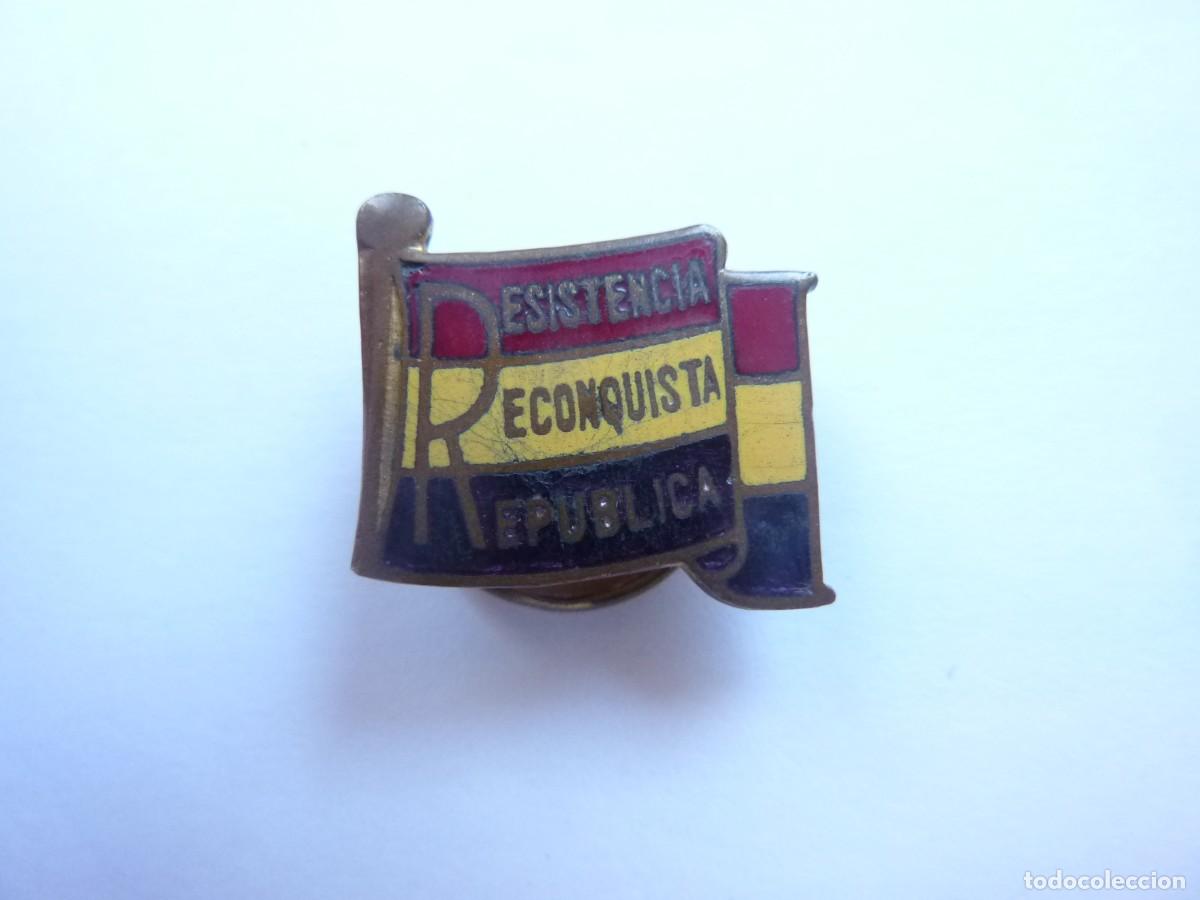 Militaria: Insignia de ojal republicana: Resistencia, Reconquista, Rep&uacute;blica. Emblema solapa guerra civil.
