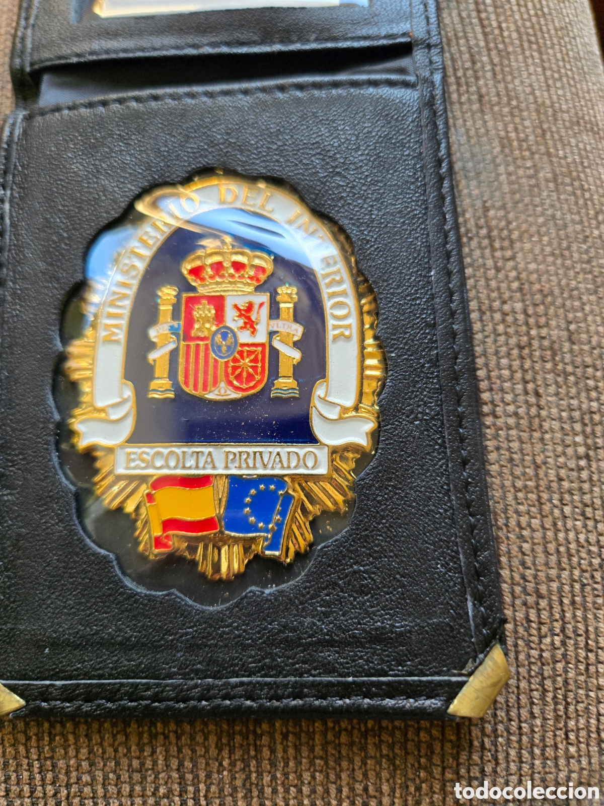 Militaria: Cartera con placa Escolta privado