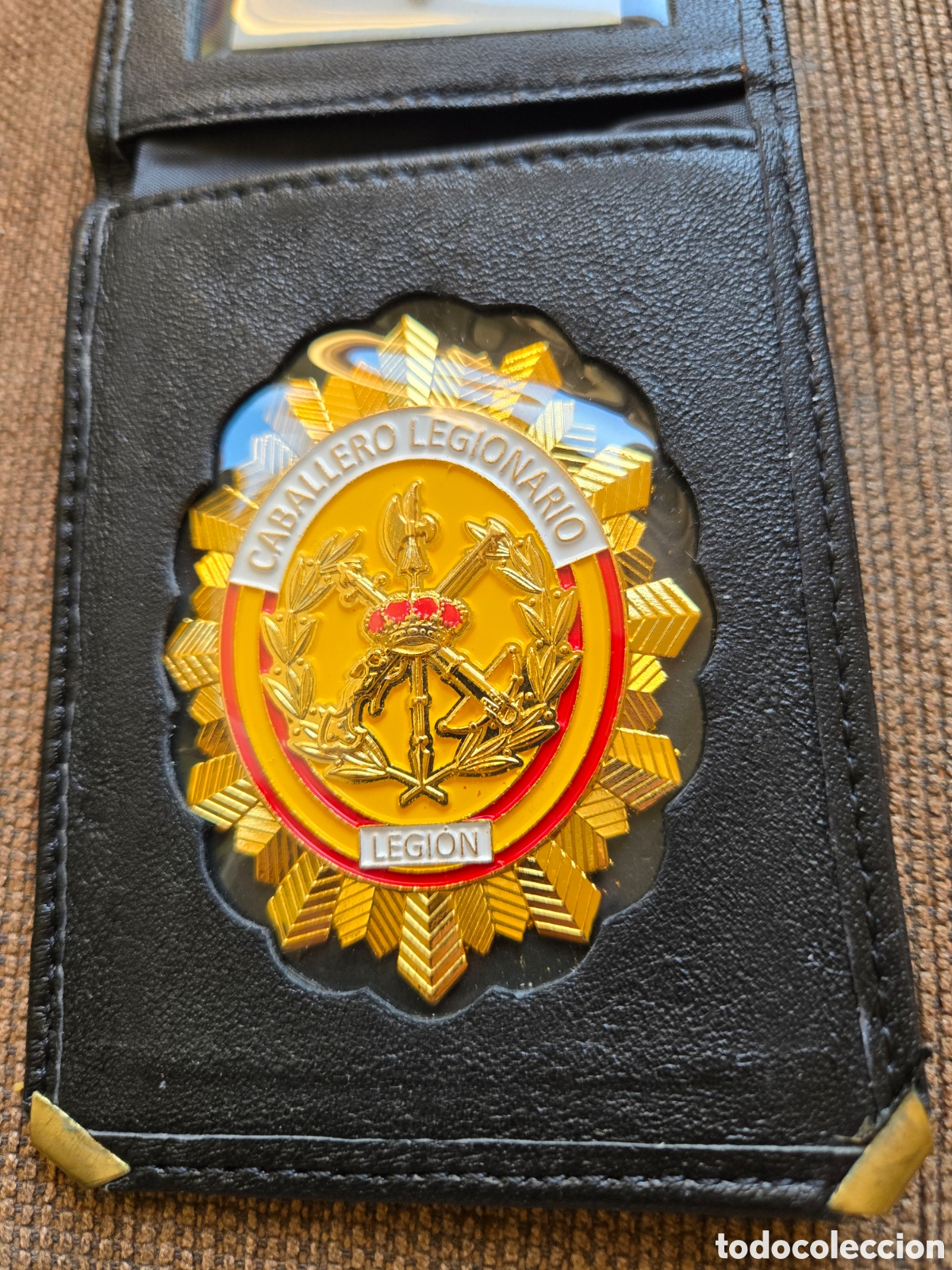 Militaria: Cartera con placa Caballero Legionario
