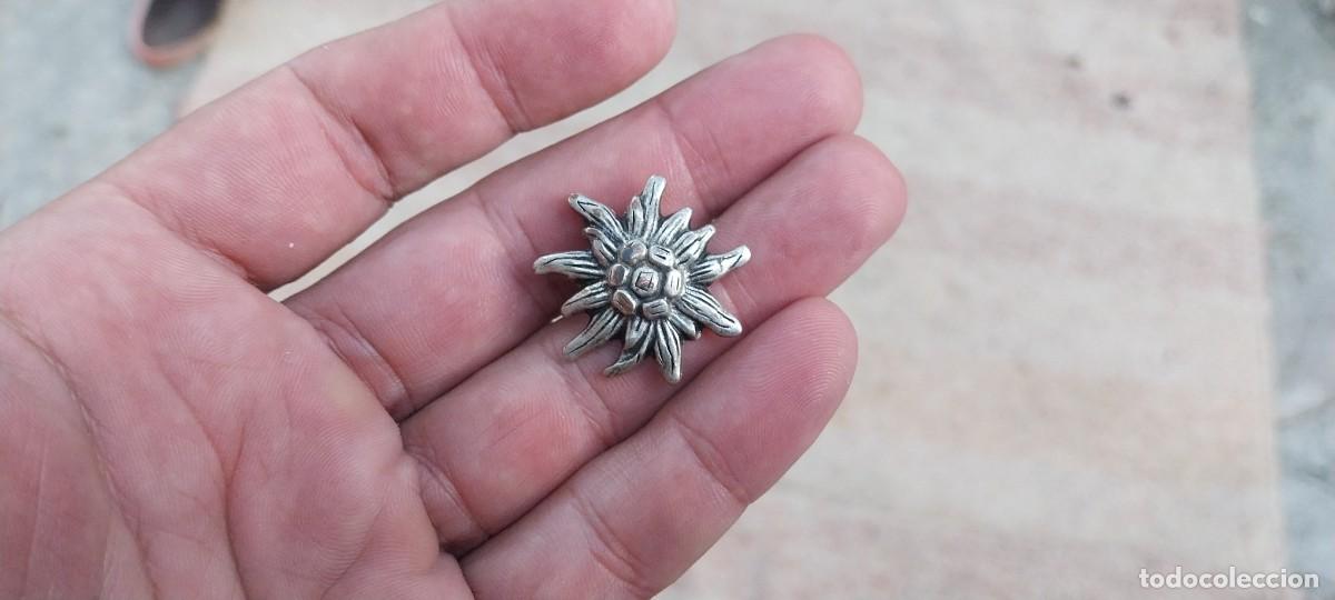 Militaria: FLOR DE EDELWEISS METALICA CON ENGANCHE MIRAR LAS DOS CARAS