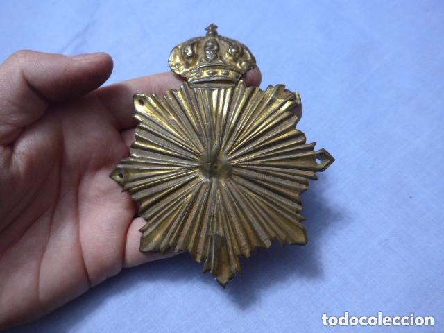 Militaria: Antiguo emblema de chaco, gorra o casco de las milicias nacionales, originales. Alfonso XIII.