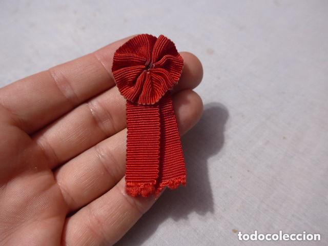 Militaria: Antiguo lazo rojo roseton con boton de castells, original