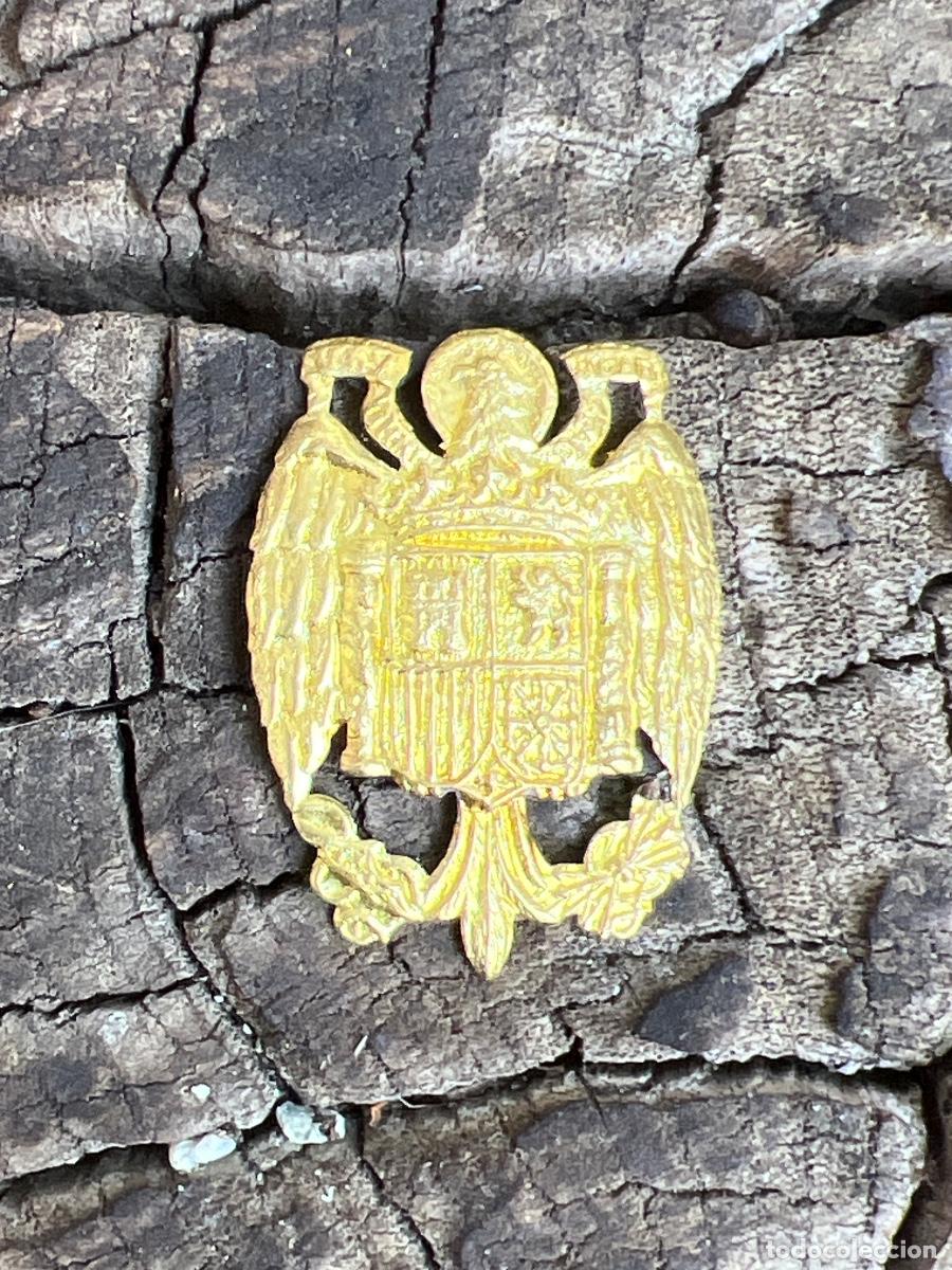 Militaria: Placa lat&oacute;n dorado troquelado &aacute;guila San Juan franco falange 3x2,5cms