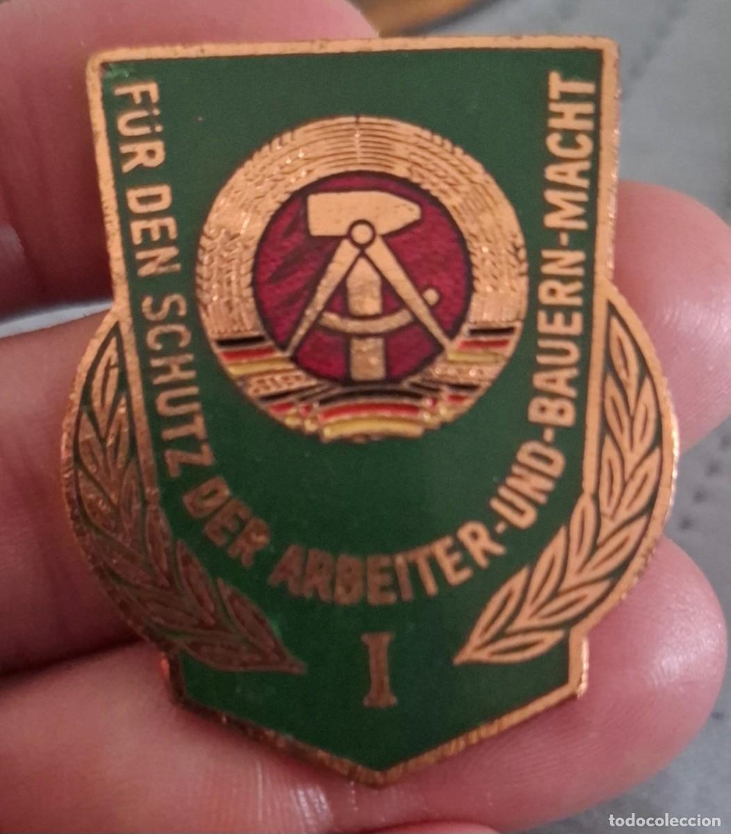 Militaria: Antiguo emblema o insignia alemana de proteccion de obreros y campesinos,DDR Alemania comunista.a&ntilde;os