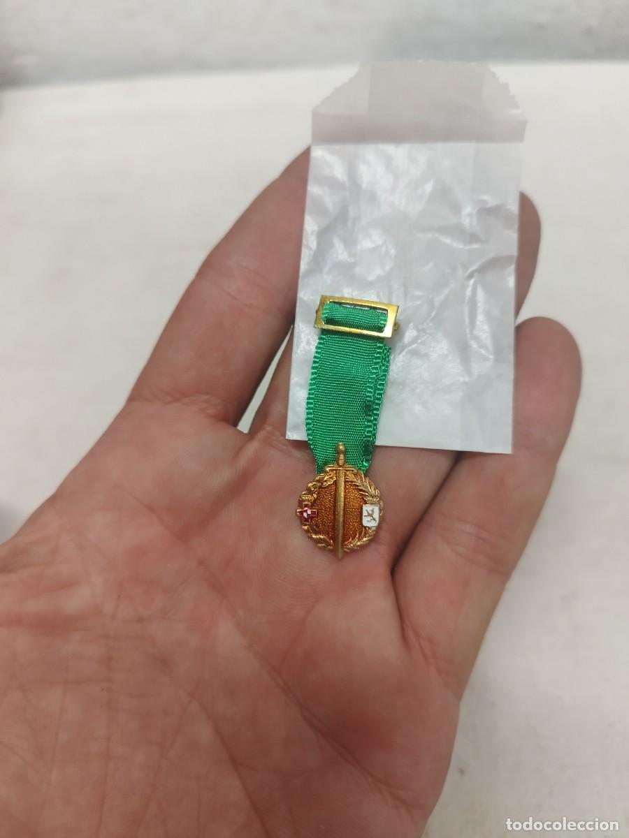 Militaria: Antigua medalla en miniatura,de los excombatientes de la Guerra civil de Leon.