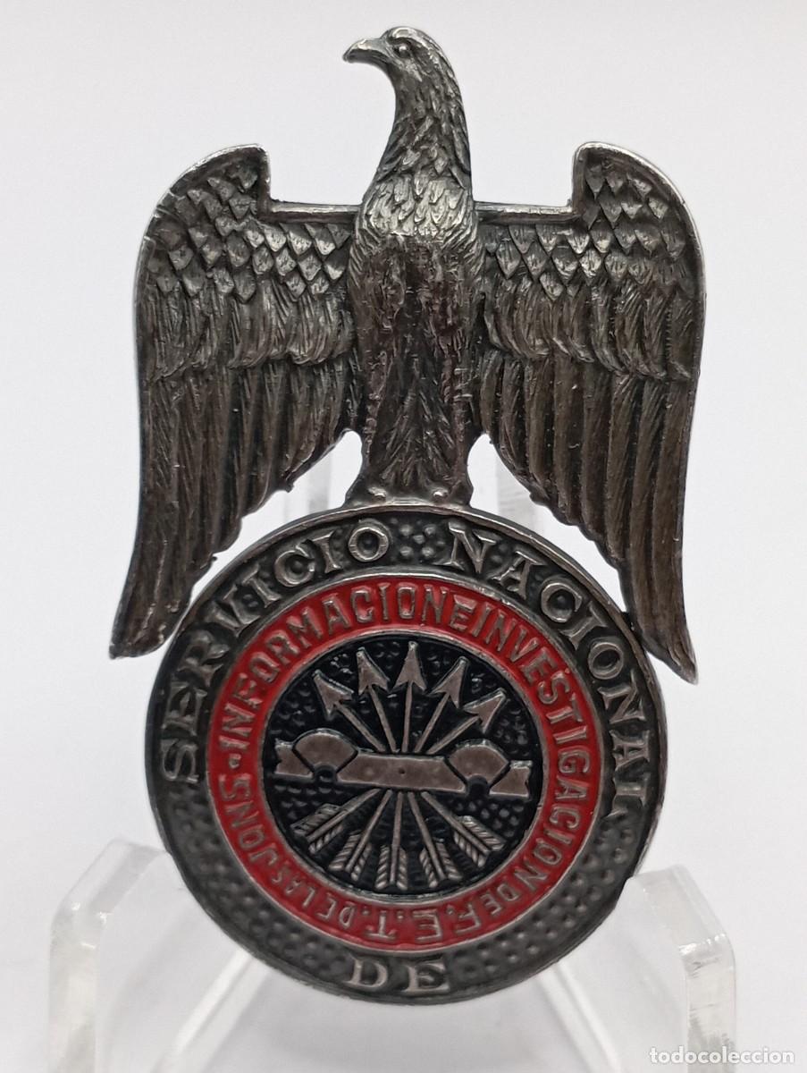 Militaria: Dif&iacute;cil distintivo del Servicio Nacional de Informaci&oacute;n de Falange. Numerado. Plata punzonada.