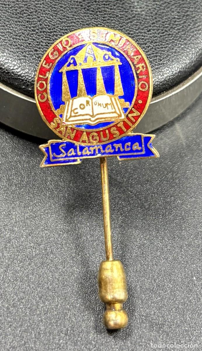 Militaria: Antigua insignia con aguja del Colegio Seminario de San Agust&iacute;n de Salamanca