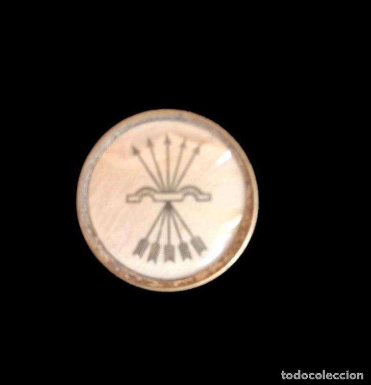 Militaria: (P-249)INSIGNIA DE FALANGE FABRICANTE TORRENT (BARCELONA)