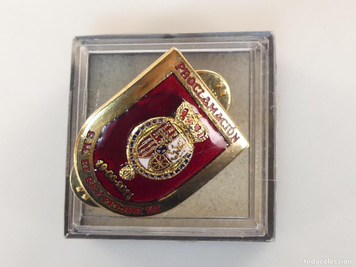 Militaria: PIN INSIGNIA PROCLAMACION REY FELIPE VI A&Ntilde;O 2014.