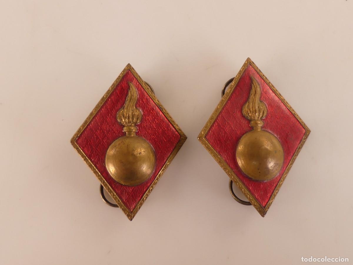 Militaria: Pareja de rombos de Artiller&iacute;a. &Eacute;poca de Franco.