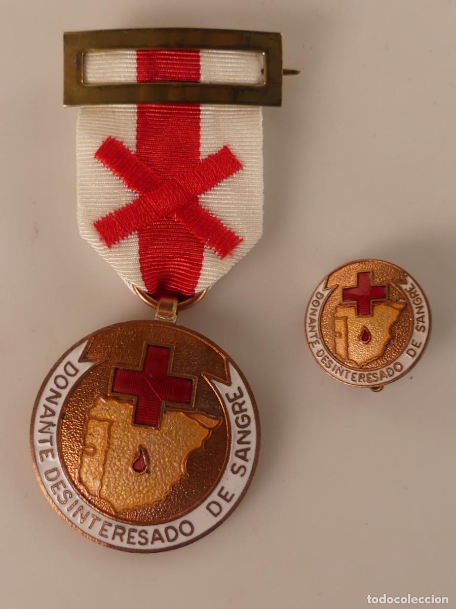 Militaria: CONJUNTO DE MEDALLA Y INSIGNIA &ndash; DONANTE DESINTERESADO DE SANGRE
