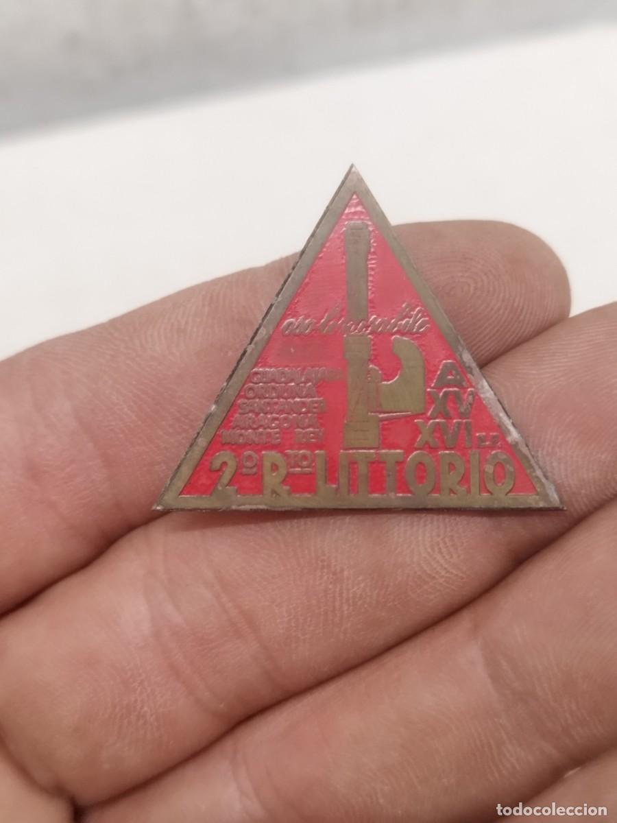 Militaria: Antigua insignia militar corresponde al 2&deg; Reggimento Fanteria Littorio. No es como la original.