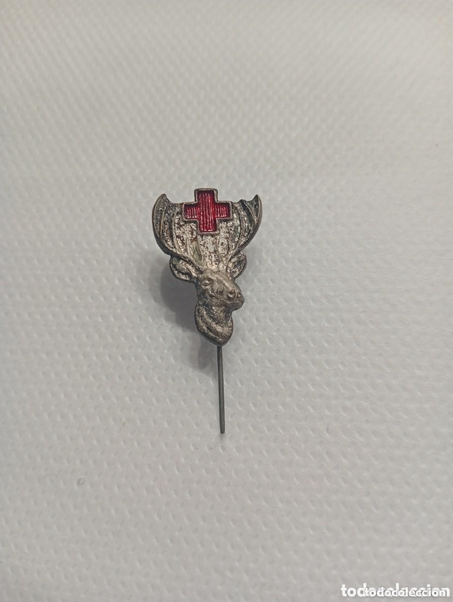 Militaria: ANTIGUA INSIGNIA DE AGUJA DE LA CRUZ ROJA - CIERVO