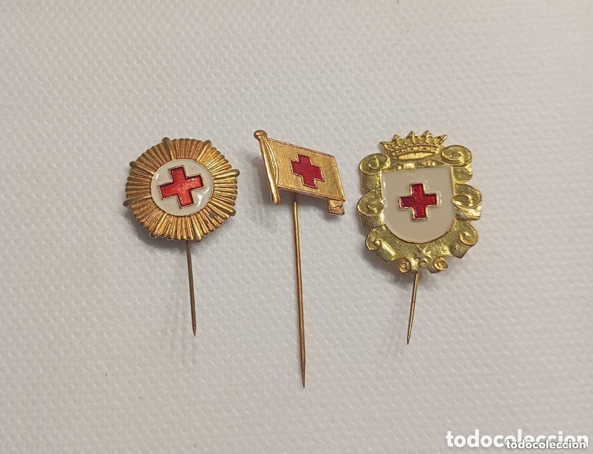 Militaria: CONJUNTO DE 3 INSIGNIAS DE LA CRUZ ROJA ESPA&Ntilde;OLA. CORONA, ESCUDO, BANDERA. ESMALTADO
