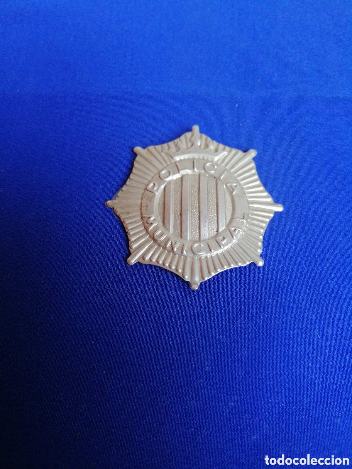 Militaria: POLICIA MUNICIPAL CHAPA ESCUDO(FALTA AGARRE)