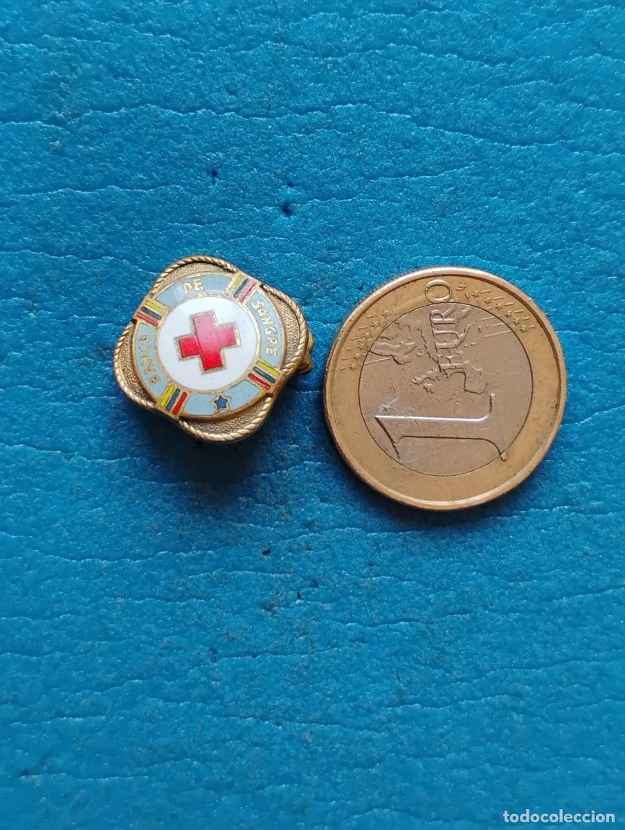 Militaria: INSIGNIA/PIN CRUZ ROJA - BANCO DE SANGRE - RUMANIA?