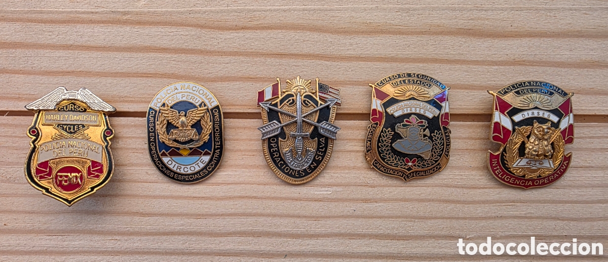 Militaria: Colecci&oacute;n pins de la Polic&iacute;a de Per&uacute;