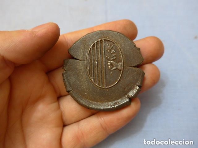 Militaria: Antiguo troquel de insignia o emblema de policia de mataro, de castells, original.