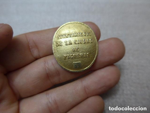Militaria: Antiguo centro de medalla o placa, ayuntamiento ciudad de figueras. original.