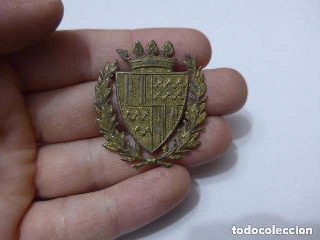 Militaria: Antigua insignia o emblema de policia de Badalona, de castells. Original.
